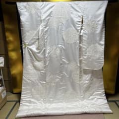 ☆☆年末特別お値引き☆☆打掛　白無垢　華紋刺繍 年末特別お値引き打掛 白無垢 華紋刺繍 - メルカリ