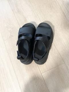 UGG アグ レディース 厚底　ゴールデングロウ　サンダル ブラックのサムネイル