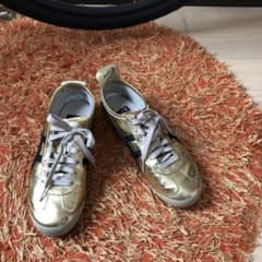 オニツカタイガーのゴールドスニーカーのサムネイル