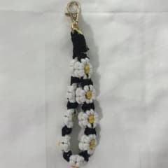 マクラメ お花 キーホルダー デイジー フラワー バッグチャーム 黒 白のサムネイル