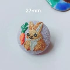刺繍ブローチ うさぎとにんじん ハンドメイド - メルカリ