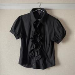 美品】ALICE and the PIRATESフリル付き黒半袖シャツ - メルカリ