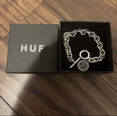 HUF ブレスレット チェーン Tバー ロゴチャーム付き - メルカリ