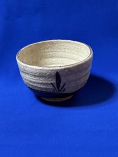 茶道具　織部　抹茶茶碗　草花文様 陶器 抹茶碗 手描き草花文様 侘び寂び 勅題 丘 織部 鉄山 - メルカリ