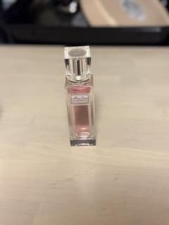 Dior 女性用香水 ピンク ボトルのサムネイル