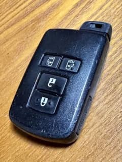 トヨタTOYOTA 自動車用 純正4ボタン式スマートキ一 車の鍵　未初期化中古品のサムネイル