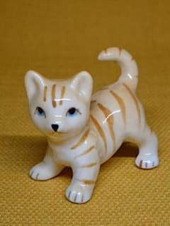 ねこ　猫　陶器　オブジェ　置物　インテリア　工芸品　美術品　A3380 ねこ 猫 陶器 オブジェ 置物 インテリア 工芸品 美術品 A3380 - メルカリ