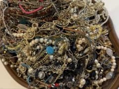 アクセサリー大量まとめ売り イミテーション ジャンク品約4.3kg箱重