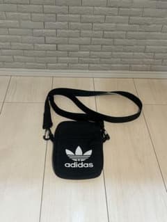 adidas ショルダーバッグ ブラックのサムネイル