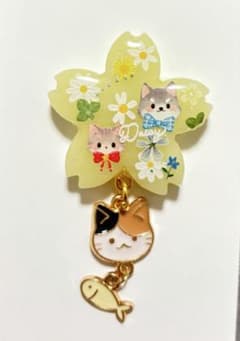 再販不可。お花ねこレジンヘアゴムブローチ - メルカリ