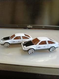 頭文字D 藤原とうふ店 AE86 ミニカー 2台セット【訳あり品】のサムネイル
