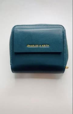 CHARLES & KEITH 二つ折り財布 ダークグリーンのサムネイル