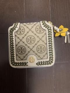 トリーバーチ★コンパクト財布★新品未使用★二つ折り★ウォレット★モノグラム花のサムネイル