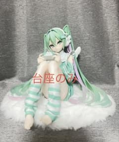 【ハンドメイド】ふわふわクッション台座 楕円形 ホワイトのサムネイル