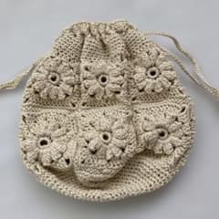 ハンドメイド　 かぎ針編み　お花モチーフ 巾着　ポーチ ベージュのサムネイル