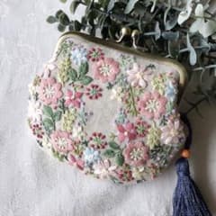 ハンドメイド　手刺繍　がま口ポーチ☆ べりです カラフル百花園のがま口ポーチ 手刺繍 ハンドメイド - メルカリ