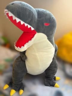 恐竜のぬいぐるみ グレーと赤のサムネイル