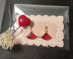 ハンドメイド 赤い三角形ピアスのサムネイル