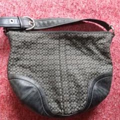 【中古】COACH シグネチャー ショルダーバッグ 黒のサムネイル