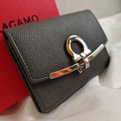 新品未使用級 フェラガモ ガンチーニ カードケース ブラック シルバー