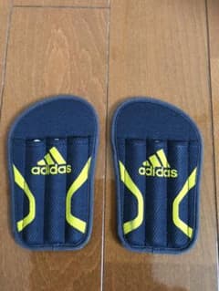アディダス すね当てのサムネイル