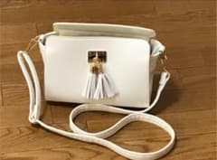 値下げ！【美品】タッセル付きショルダーバッグ◇ホワイトのサムネイル