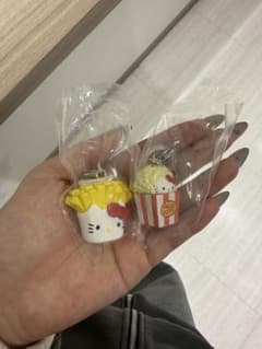 ハローキティ アメリカンガチャガチャめじるしチャームアクセサリー2個セットのサムネイル