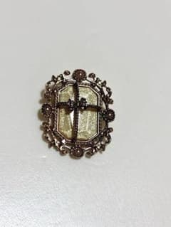 axesfemme antique brooch, classical Lolita style.