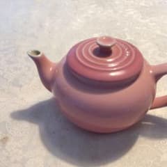 ル・クルーゼピンク 丸型 ティーポットのサムネイル