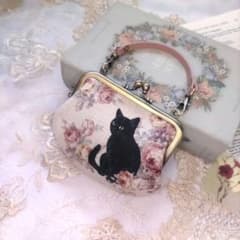 黒猫ちゃんがま口ポーチ チャーム付 ホワイトのサムネイル