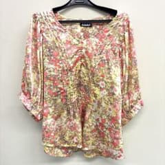 花柄トップスのサムネイル