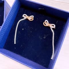 スワロフスキー　リボン　ピアスのサムネイル
