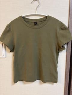UNIQLO クルーネックTシャツ カーキ Mサイズ　ユニクロのサムネイル