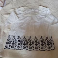 刺繍が可愛いブラウスのサムネイル