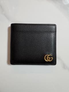 Gucci 黒 レザー 二つ折り財布 GGロゴ付きのサムネイル