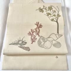 【夏帯】日本刺繍 海 貝 珊瑚 絹芭蕉 手刺繍 夏帯】日本刺繍 海 貝 珊瑚 絹芭蕉 手刺繍 - メルカリ