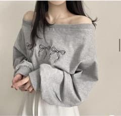 リボン刺繍 オフショルダー グレー トレーナーのサムネイル