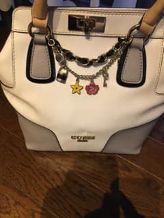 GＵEＳＳのショルダーバッグのサムネイル