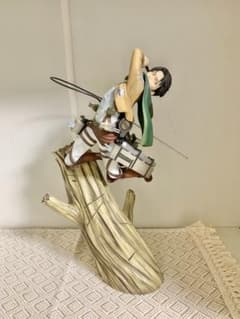 【破損・欠品有り】進撃の巨人 リヴァイ フィギュアのサムネイル