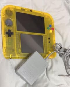 Nintendo 2DS 本体 イエロー クリア(ピカチュウ版)のサムネイル