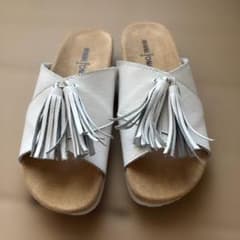 MINNETONKA タッセル サンダル ホワイトのサムネイル