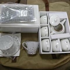 ジバンシーカップと茶器の2セットのサムネイル