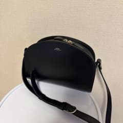 A.P.C. ハーフムーン ショルダーバッグ ブラックのサムネイル