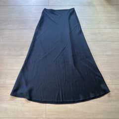 光沢感のあるロングスカート ブラックのサムネイル