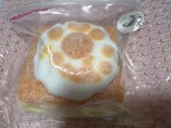 MOMOCO 粉付き　パン　マシュマロ　肉球 スクイーズのサムネイル