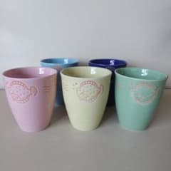 ヒラメ模様の陶器製カップ 5色セットのサムネイル