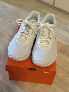 Nike ホワイト シューズ　学生靴にものサムネイル