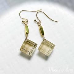 ホワイトスモーキークォーツ テーパーキューブ カービング✳︎天然石