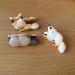 タヌキとキツネ ガチャガチャ はさむんです 3種セットのサムネイル
