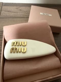 【美品✨】miu miu ヘアクリップ ホワイトのサムネイル